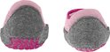 Roze pantoffels met grijze zolen en fuchsia gripnoppen.