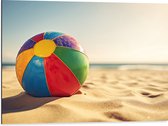 Dibond - Kleurrijke Strandbal Liggend in het Zand - 80x60 cm Foto op Aluminium (Met Ophangsysteem)