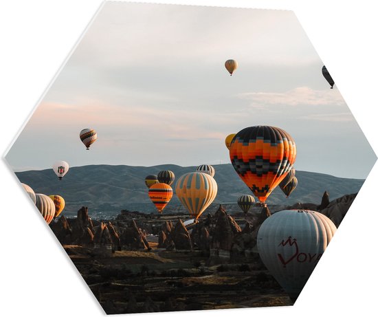 PVC Schuimplaat Hexagon - Luchtballonnen in Verschillende Kleuren boven Hindoeïstische Tempels - 70x60.9 cm Foto op Hexagon (Met Ophangsysteem)