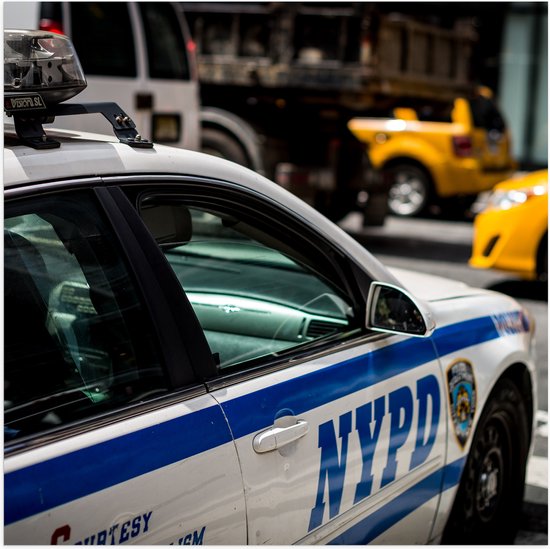 Poster (Mat) - Politie Auto rijdend door New York - 50x50 cm Foto op Posterpapier met een Matte look