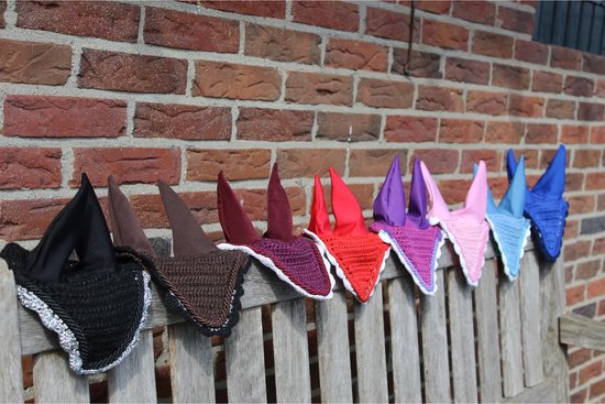 Rijsetje met puntige oren in verschillende kleuren, gehaakt met witte en zilveren rand.