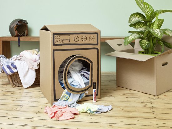 edding 850 permanente marker naast een kartonnen wasmachine en wasmand.
