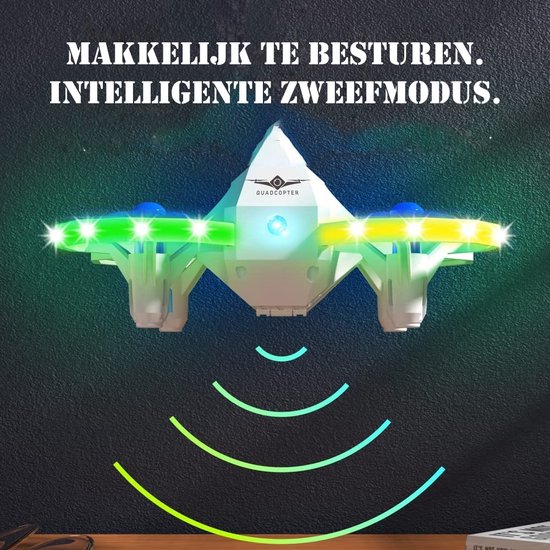 Witte mini-drone met groene en blauwe LED-verlichting. "Makkelijk te besturen. Intelligente zweefmodus."