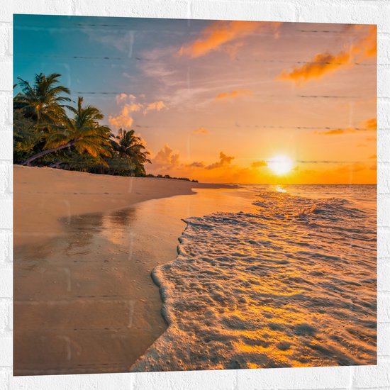 Muursticker - Laagstaande Zon boven de Zee bij Onbewoond Eiland - 80x80 cm Foto op Muursticker