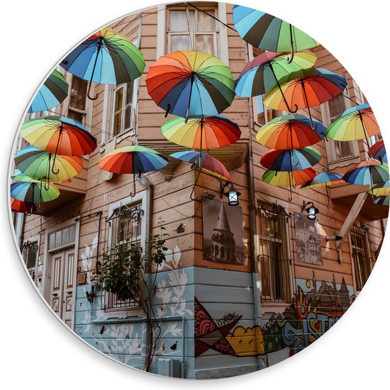 PVC Schuimplaat Muurcirkel - Plafond van Kleurrijke Paraplu's in Dorpssystraat - 30x30 cm Foto op Muurcirkel (met ophangsysteem)