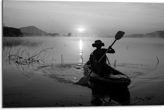 Dibond - Man met Hoed in Kano op het Meer (Zwart-wit) - 75x50 cm Foto op Aluminium (Met Ophangsysteem)