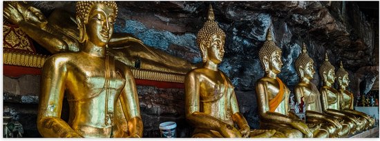 Poster Glanzend – Rijen Gouden Boeddha's in Wat Tham Khuha Sawan Tempel in Thailand - 60x20 cm Foto op Posterpapier met Glanzende Afwerking