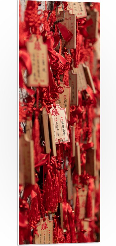 PVC Schuimplaat- Rode Sleutelhangers met Chinese Tekens aan een Muur - 30x90 cm Foto op PVC Schuimplaat