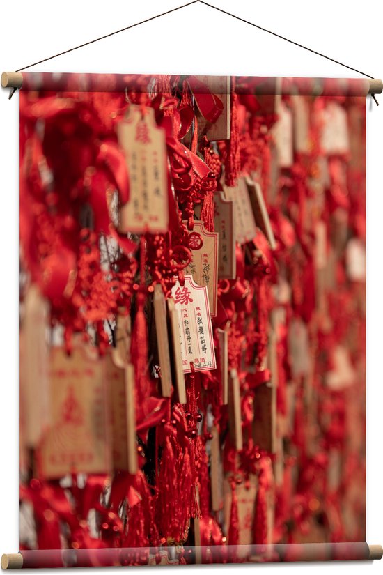 Textielposter - Rode Sleutelhangers met Chinese Tekens aan een Muur - 60x80 cm Foto op Textiel