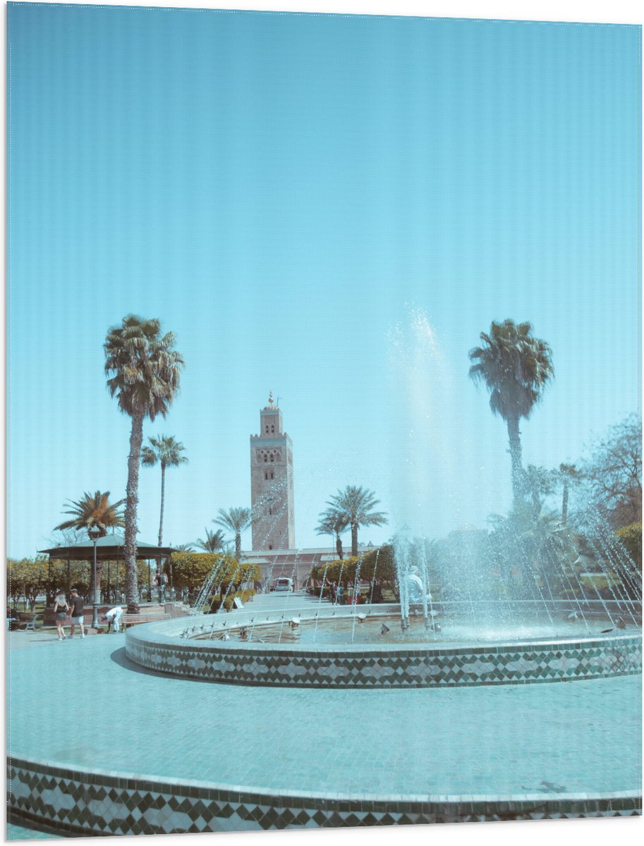 Vlag - Gebouw - Fontein - Water - Bomen - Palmbomen - Mensen - 75x100 cm Foto op Polyester