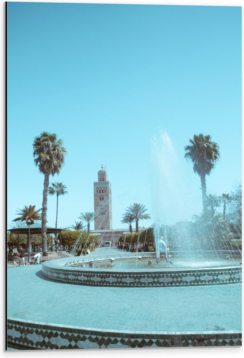Dibond - Gebouw - Fontein - Water - Bomen - Palmbomen - Mensen - 40x60 cm Foto op Aluminiu