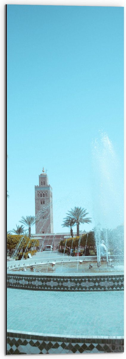 Dibond - Gebouw - Fontein - Water - Bomen - Palmbomen - Mensen - 30x90 cm Foto op Aluminiu