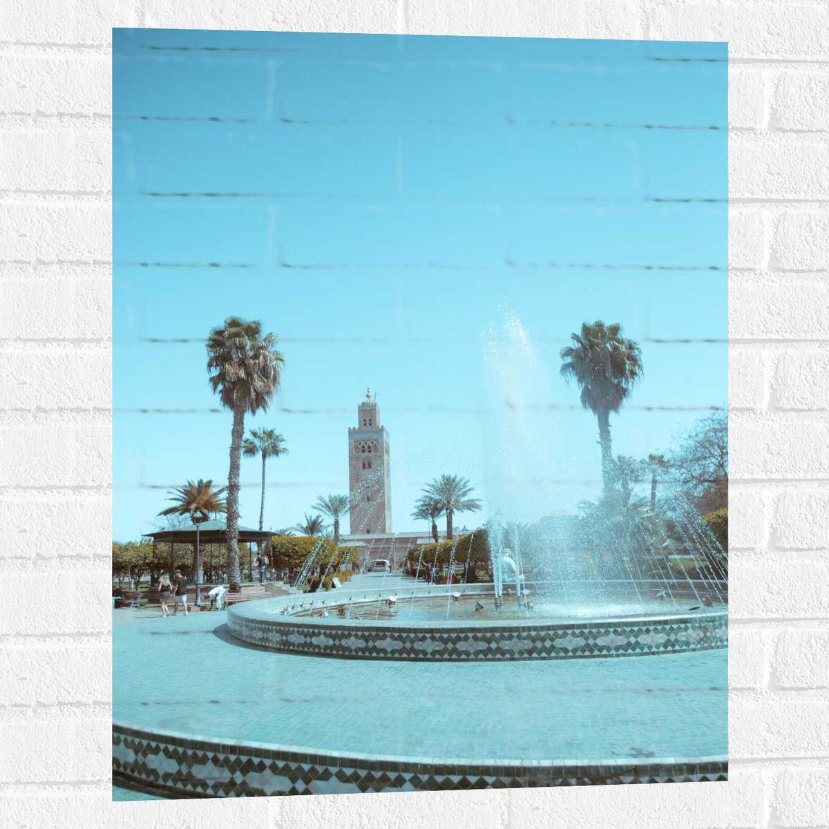 Muursticker - Gebouw - Fontein - Water - Bomen - Palmbomen - Mensen - 60x80 cm Foto op Muu
