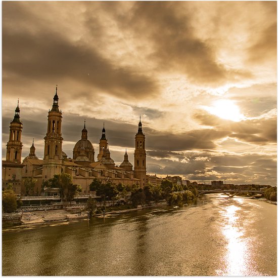 Poster (Mat) - Spaans Landschap met Kerk en Rivier - 80x80 cm Foto op Posterpapier met een Matte look