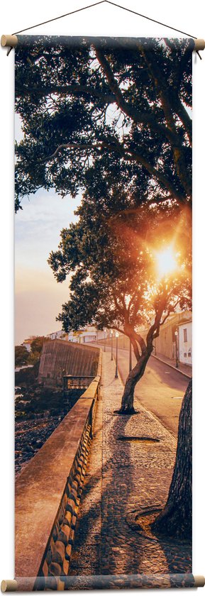 Textielposter - Straat - Zee - Water - Stenen - Bomen - Huizen - Zon - 40x120 cm Foto op Textiel