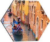 Dibond Hexagon - Toeristen in Gondels over de Wateren van Venetië - 40x34.8 cm Foto op Hexagon (Met Ophangsysteem)