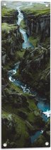Tuinposter – Bergen - Rivier - Water - Gras - Groen - 30x90 cm Foto op Tuinposter (wanddecoratie voor buiten en binnen)