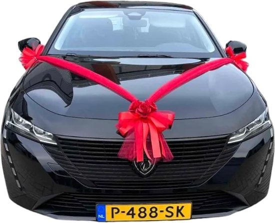 Foto: Autodeco nl clara rood luxe trouwauto decoratie versiering clara rood trouwauto decoratie rode lint met rode rozen autodecoratie rode rozen motorkap versiering autobloemstuk bruiloft bloemen op de auto bloemen op de motorkap trouwen