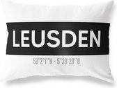 Tuinkussen LEUSDEN - UTRECHT met coördinaten - Buitenkussen - Bootkussen - Weerbestendig - Jouw Plaats - Studio216 - Modern - Zwart-Wit - 50x30cm