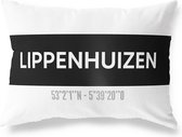 Tuinkussen LIPPENHUIZEN - FRIESLAND met coördinaten - Buitenkussen - Bootkussen - Weerbestendig - Jouw Plaats - Studio216 - Modern - Zwart-Wit - 50x30cm