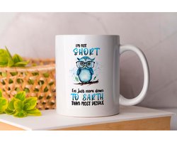 Mok Im Not Short im just more Down To Earth Than Most People - Owl - Uil - Funny - Cute - Cadeau - Gift -Cat - Kat - beer - Kip - Chicken - Frog - Kikker - Cow - koe - laugh - lachen