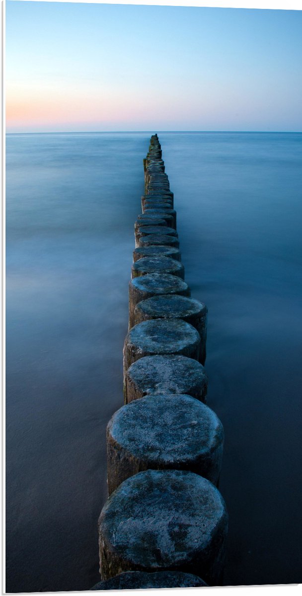 PVC Schuimplaat- Strand - Zand - Zee - Palen - Hout - 50x100 cm Foto op PVC Schuimplaat