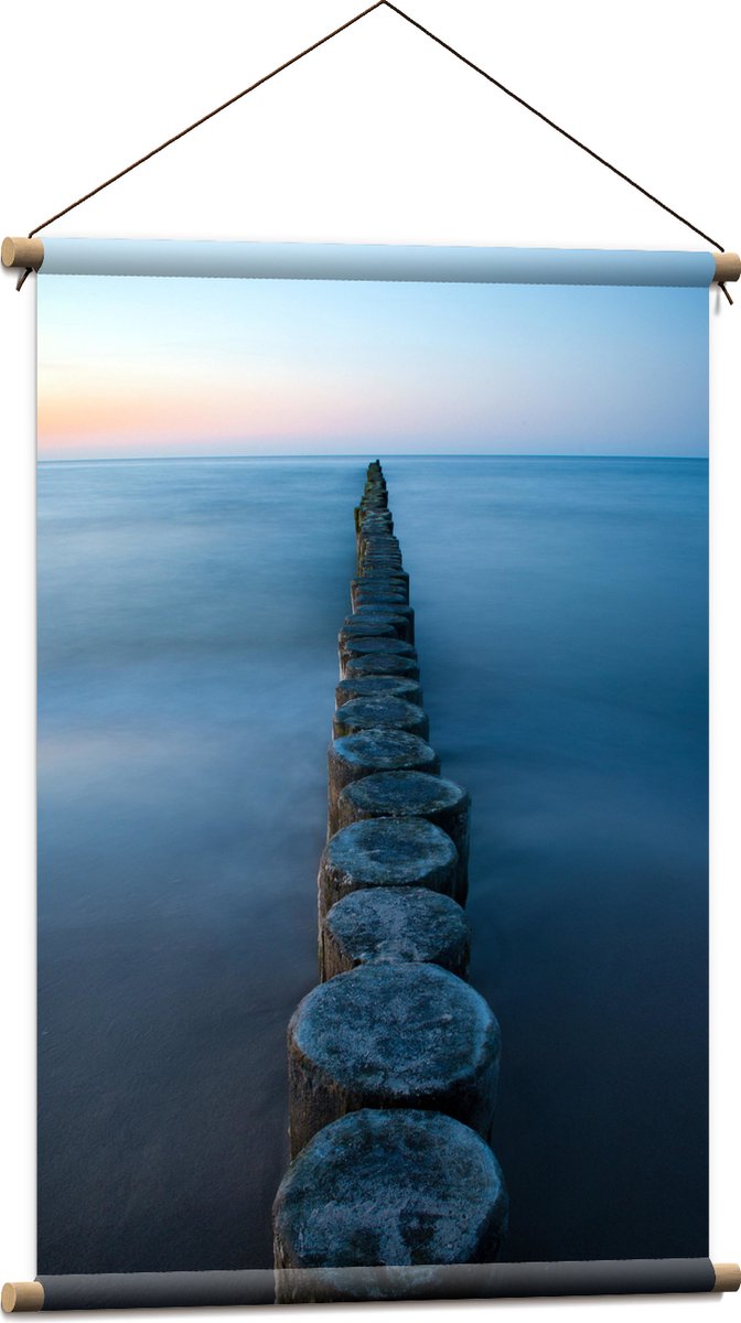 Textielposter - Strand - Zand - Zee - Palen - Hout - 60x90 cm Foto op Textiel