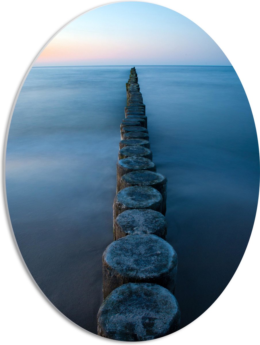 PVC Schuimplaat Ovaal - Strand - Zand - Zee - Palen - Hout - 42x56 cm Foto op Ovaal (Met O