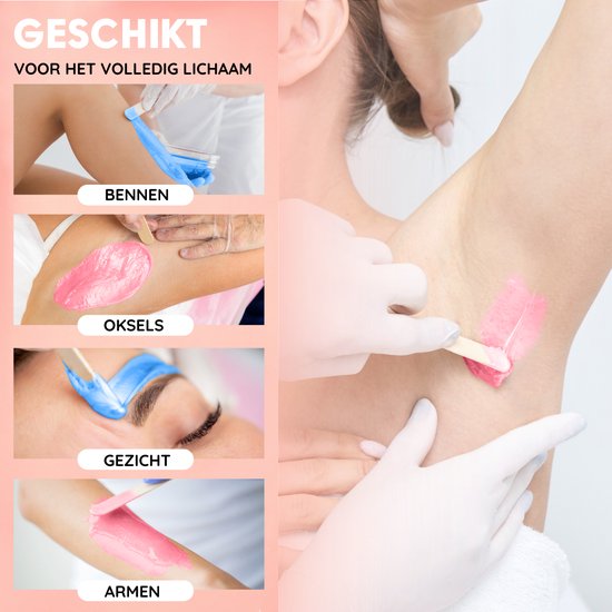 Vrouw die blauwe en roze wax op benen, oksels, gezicht en armen aanbrengt met spatels.