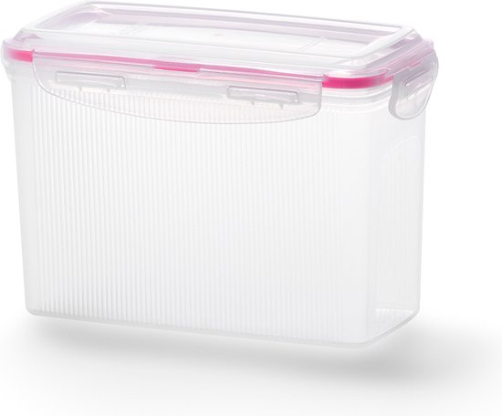 Boîte de conservation rectangulaire transparente fermée, avec des nervures verticales et des fermetures roses.
