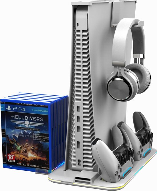 Witte console laadstandaard voor PS5 met witte headset, twee controllers en PS4 games, met RGB verlichting aan de basis.