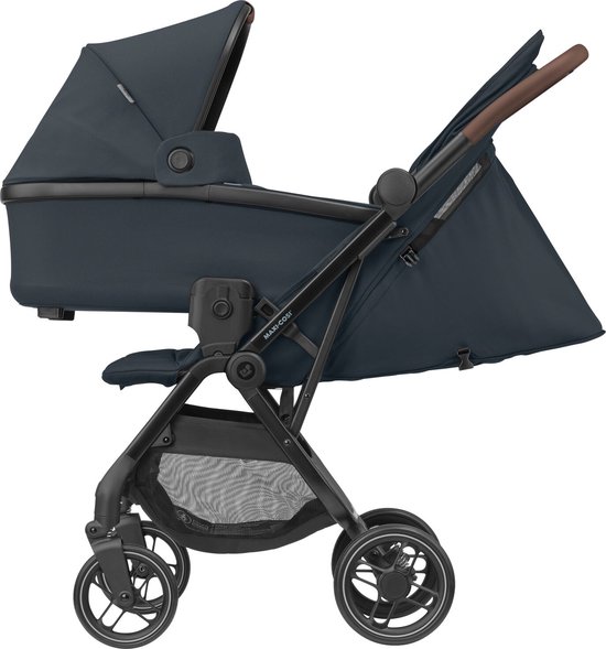 Donkerblauwe Maxi-Cosi kinderwagen met reiswieg, bruine handvatten en verstelbare kap.