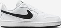 Witte Nike sneaker met zwarte Swoosh logo op de zijkant en 'NIKE' op de tong.