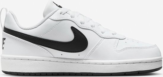 Witte Nike sneaker met zwarte Swoosh logo op de zijkant en 'NIKE' op de tong.