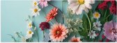 Poster Glanzend – Verschillende Kleuren en Soorten Bloemen op Pastelblauwe Achergrond - 60x20 cm Foto op Posterpapier met Glanzende Afwerking
