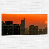 Muursticker - Zon Zakkend achter de Wolkenkrabbers in de Stad - 100x50 cm Foto op Muursticker