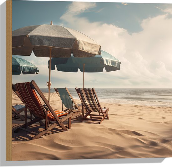 Hout - Strandstoelen en Parasols op het Strand op Bewolkte Dag - 50x50 cm - 9 mm dik - Foto op Hout (Met Ophangsysteem)