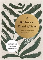 Boekcover 'A Different Kind of Fast' met gouden cirkel en groen gebladerte. Geschreven door Christine Valters Painter.