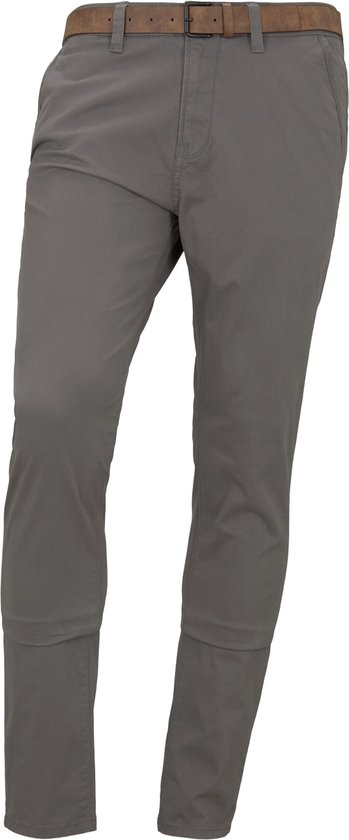 Grijze chino broek met afritsbare pijpen, bruine riem en grijze knopen.