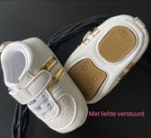 Babyschoen / Sneaker Wit met twee strepen goud 0 - 6 maanden