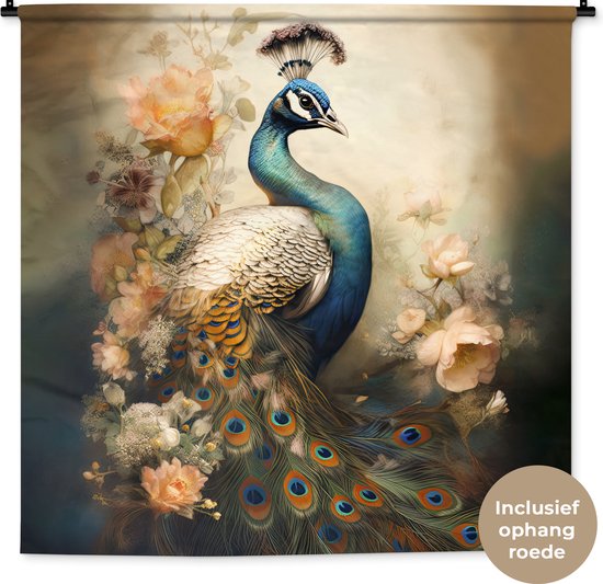 Schilderij van een pauw met blauwe en groene veren, zittend tussen perzikbloesems op een lichtbruine achtergrond. Inclusief ophangroede.