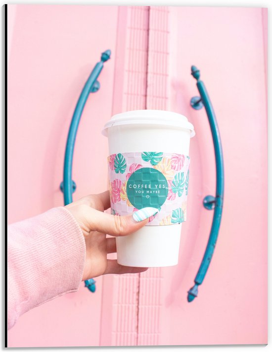 Dibond - Reisbeker Koffie met Gekleurde Blaadjes Etiket voor Roze Deuren - 30x40 cm Foto op Aluminium (Met Ophangsysteem)
