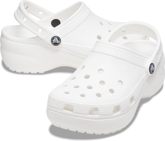 Witte Crocs Classic Platform Clogs voor dames, met draaibare banden en perforaties.