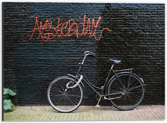 Dibond - Fiets geparkeerd tegen Muur met Tekst ''Amsterdam'' - 40x30 cm Foto op Aluminium (Wanddecoratie van metaal)