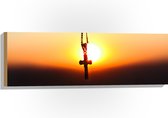 Hout - Kerkelijk Kruis Hangend aan Ketting tegen Fel Zonlicht - 90x30 cm - 9 mm dik - Foto op Hout (Met Ophangsysteem)