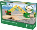 BRIO World Magnetic Action Crossing speelgoed treinbaanovergang met twee groen-gele slagbomen en een rood hendeltje.