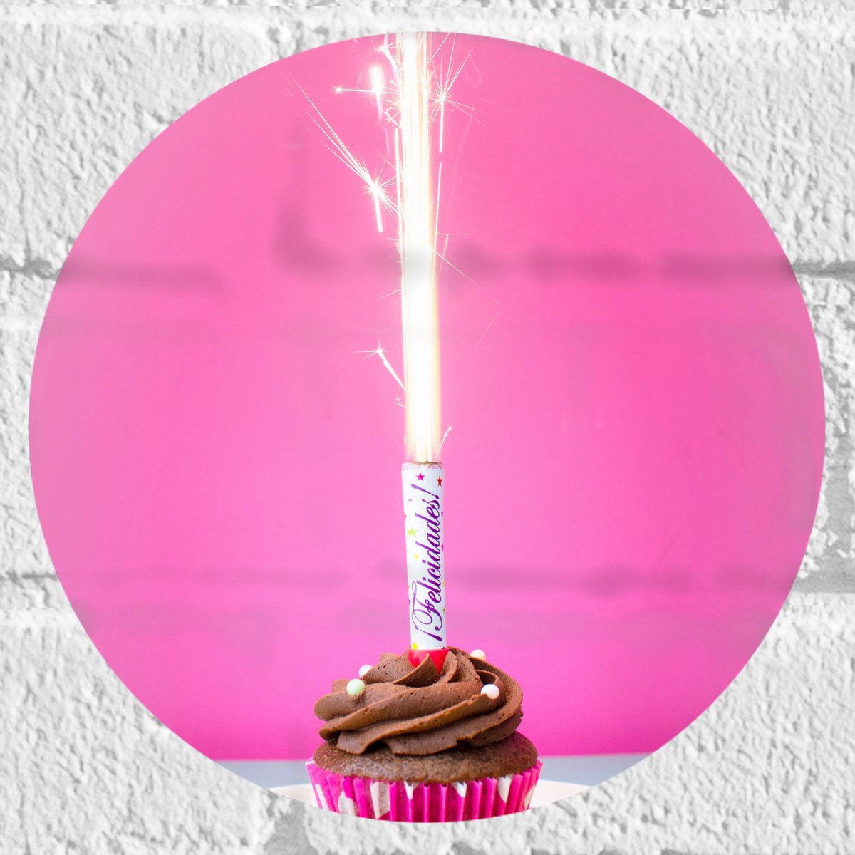 Muursticker Cirkel - Verjaardagscupcake met Chocolade Topping en Fontein - 20x20 cm Foto o