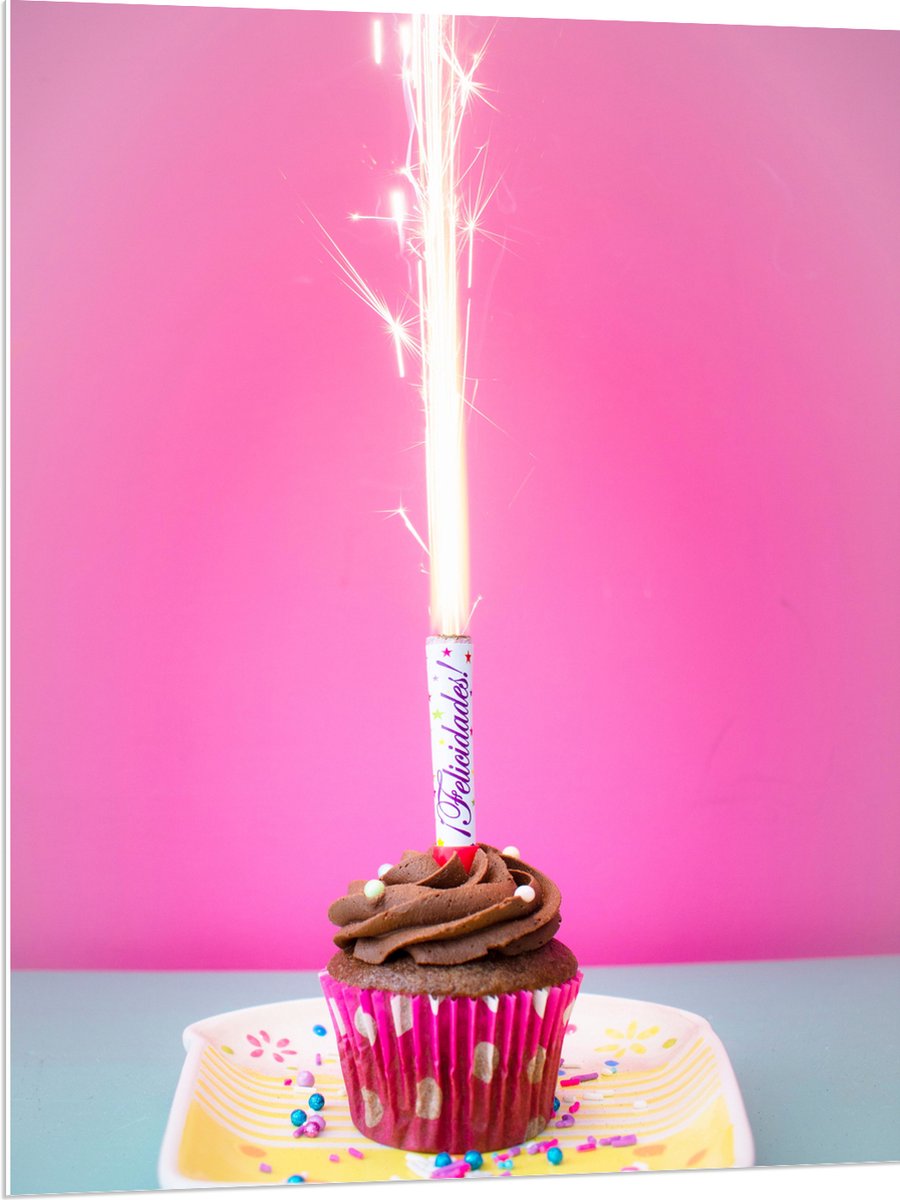 PVC Schuimplaat - Verjaardagscupcake met Chocolade Topping en Fontein - 75x100 cm Foto op