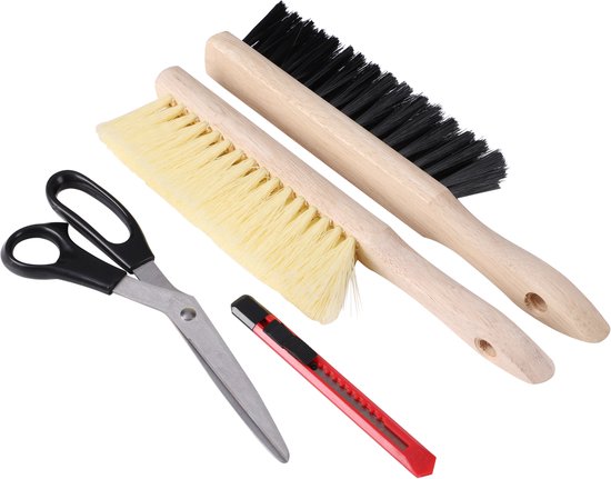 Vierdelige behangset met twee borstels (zwart en geel), een schaar met zwarte handvatten en een rood afbreekmes op een witte achtergrond.