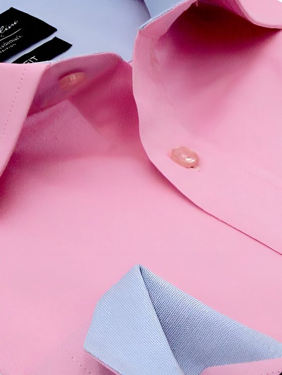 Close-up van roze overhemd met lichtblauwe contrastdetails op kraag en manchet.